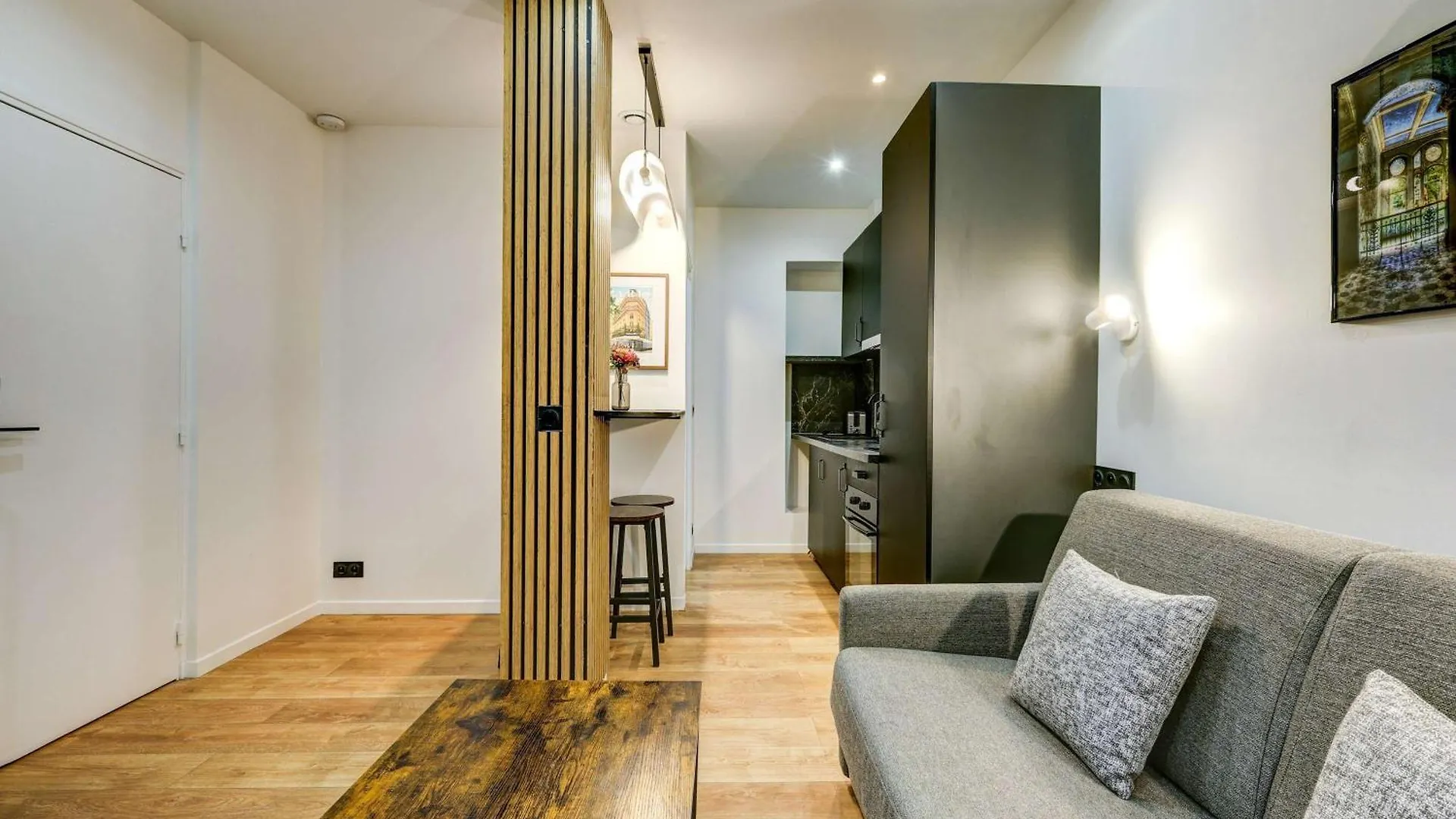Cozy And Modern Next To Sacre-coeur