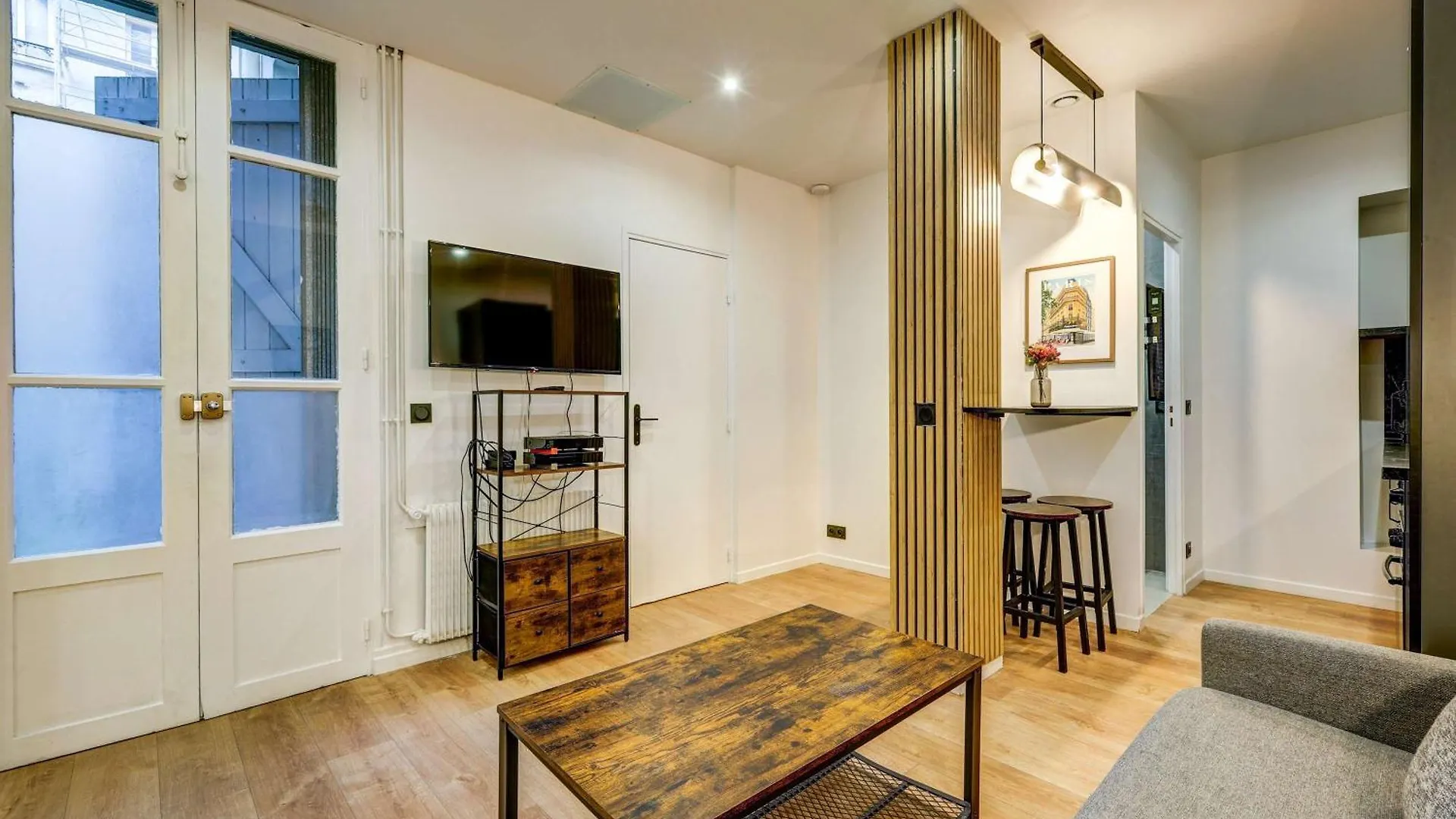 Cozy And Modern Next To Sacre-coeur